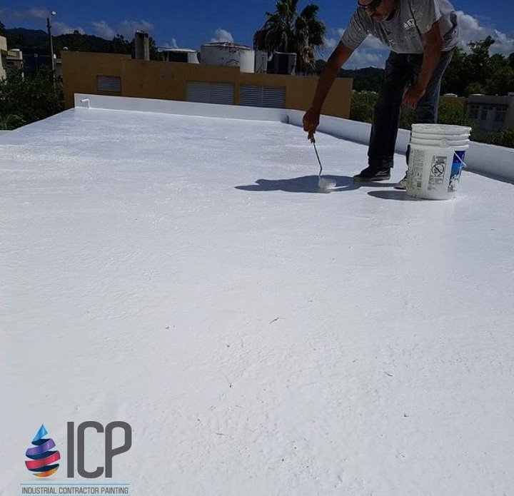 Aplicación de sellado de techo blanco